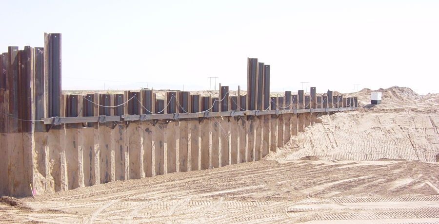 Panoramica di palancole come un muro di contenimento